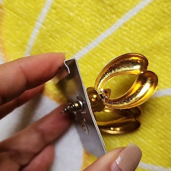 EUC Vintage 90s Gold Tone Dangle Fashion Earrings for Pierced Earrings - Picture 4 of 5